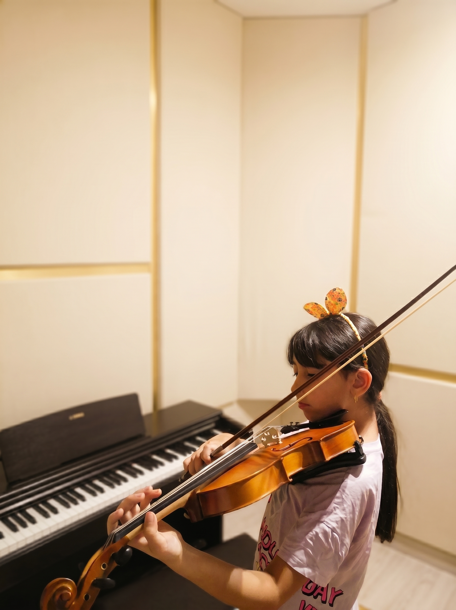 Student playing violin — violin lessons at Eli Melody